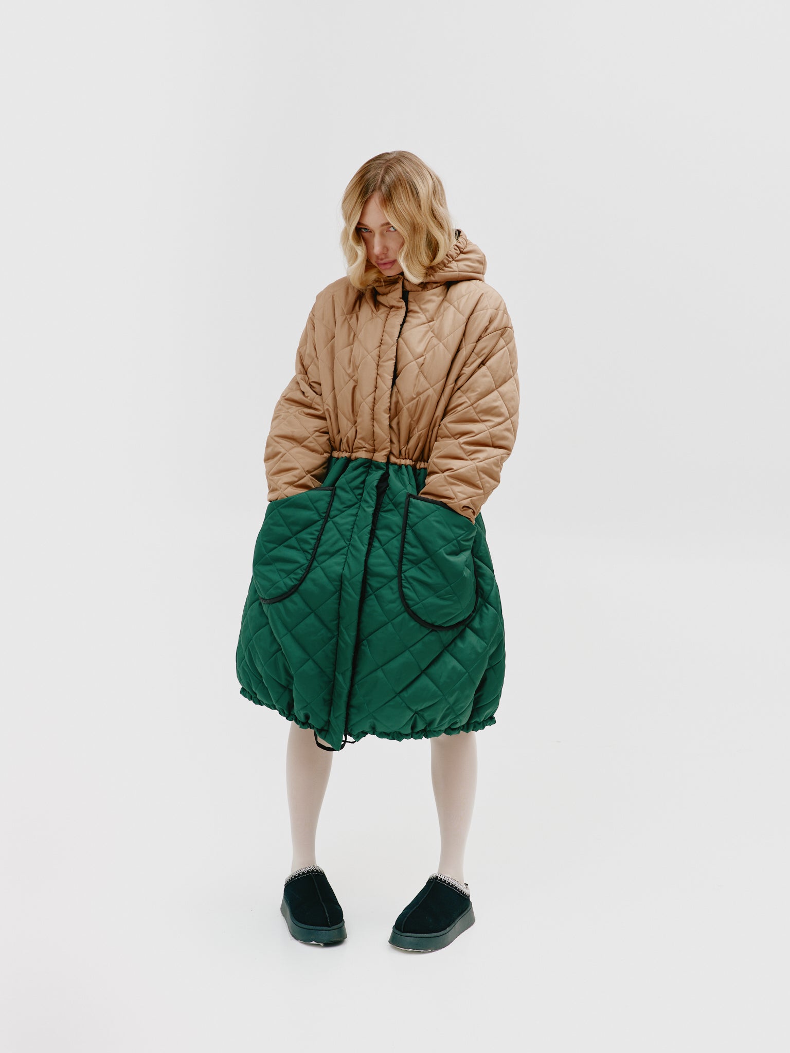 Close-up of the waterproof fabric of the two-tone quilted jacket, emphasizing its durability and weather protection features