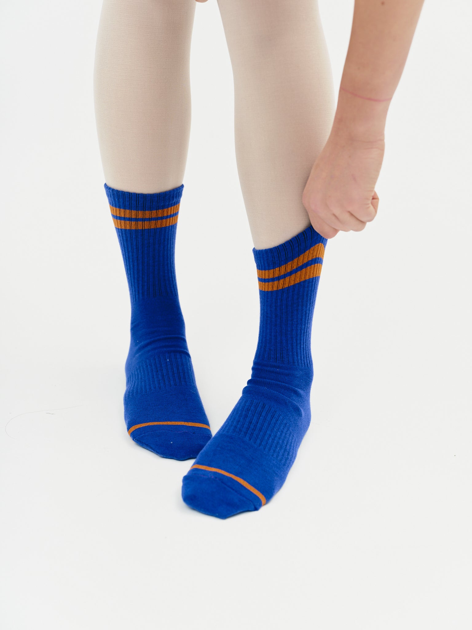 Model wearing the cotton socks with wide stripes, styled with sneakers, highlighting the sporty and fashionable look