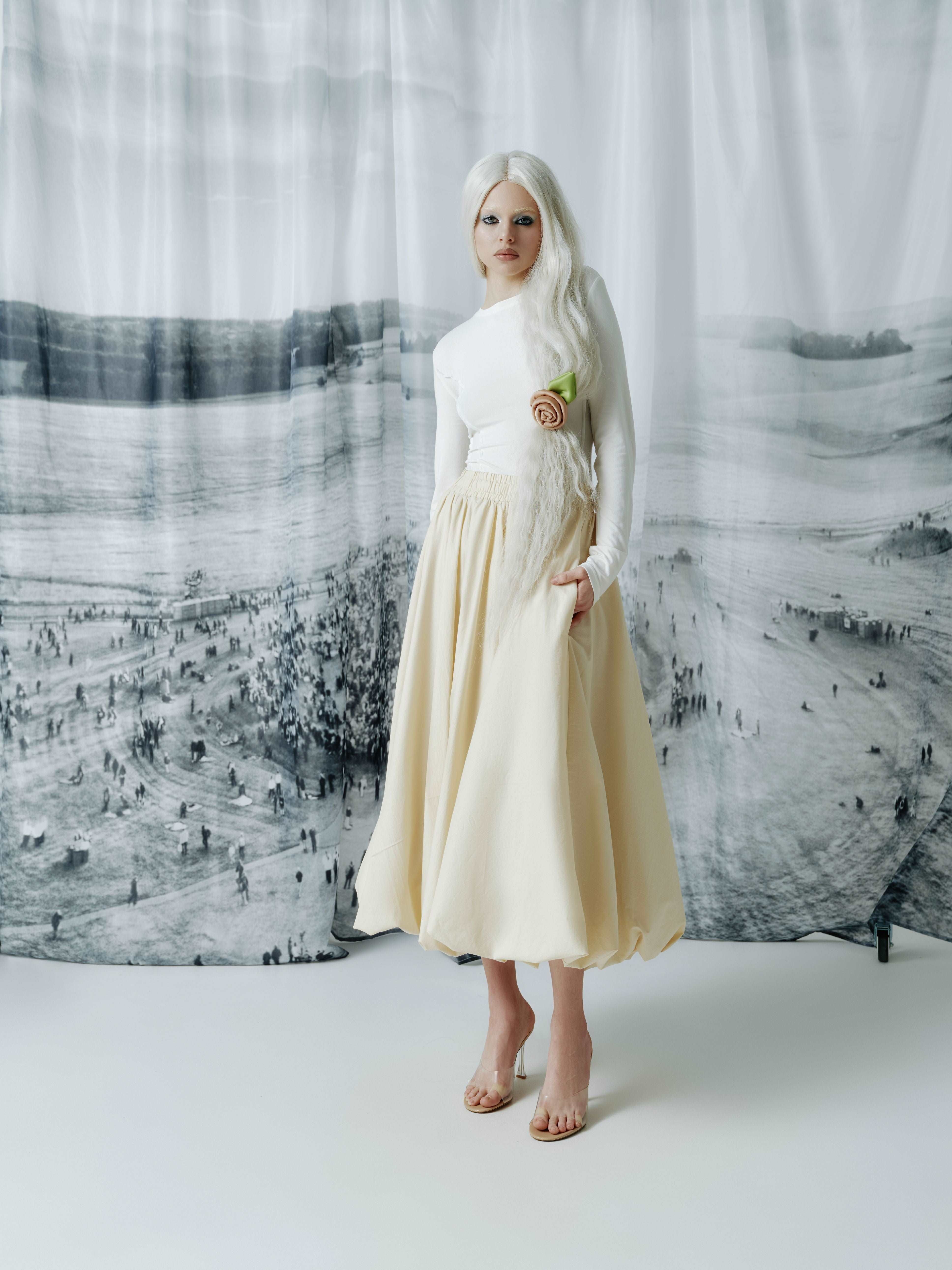 Chic balloon skirt with elastic waistband and pockets, made from 100% poliviscose, designed for both casual and dressy occasions